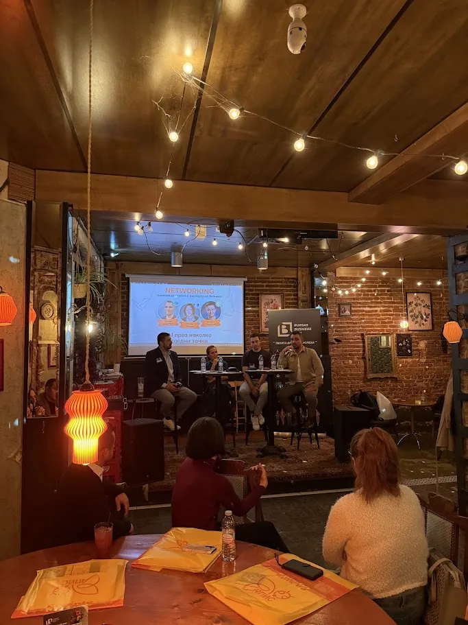 Залата следи панела за AI от масите в Gravity Ruin Bar
