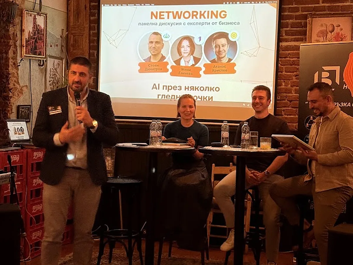 Водещият представя гостите на Networking 15.10