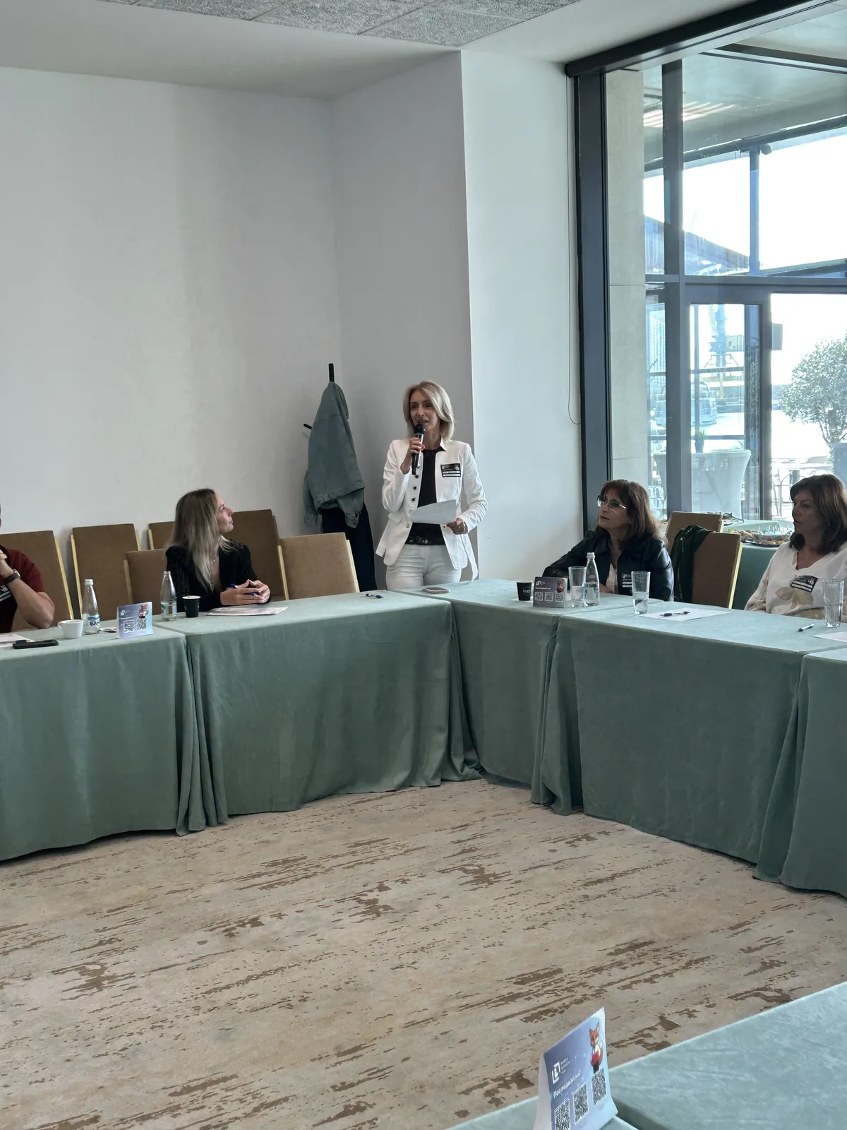 Участничка представя бизнеса си в ъгъла на залата
