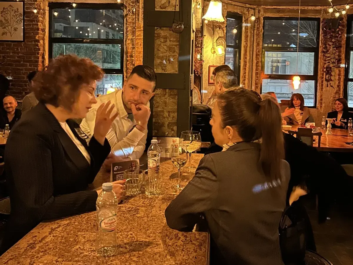 Разговор на четири очи в ъгъла на салона