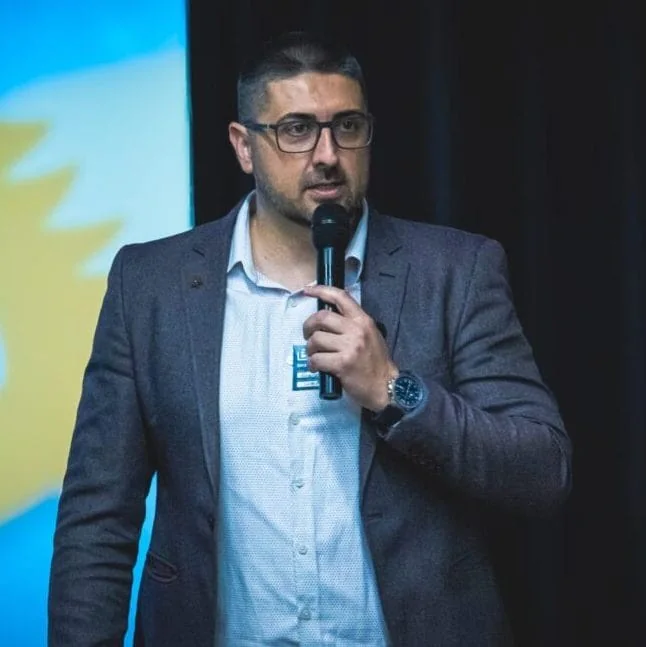 Николай Кадийски, основател на Burgas Business Hub, на сцената на едно от събитията